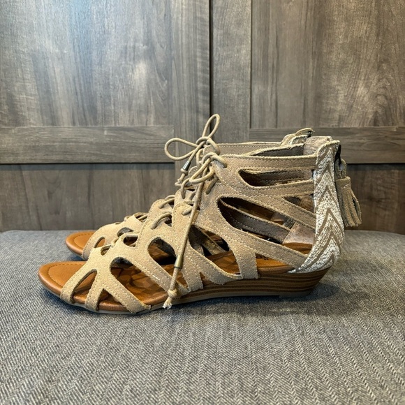 Minnetonka 9 Merida II Sandal in Sand Leather - Picture 1 of 11